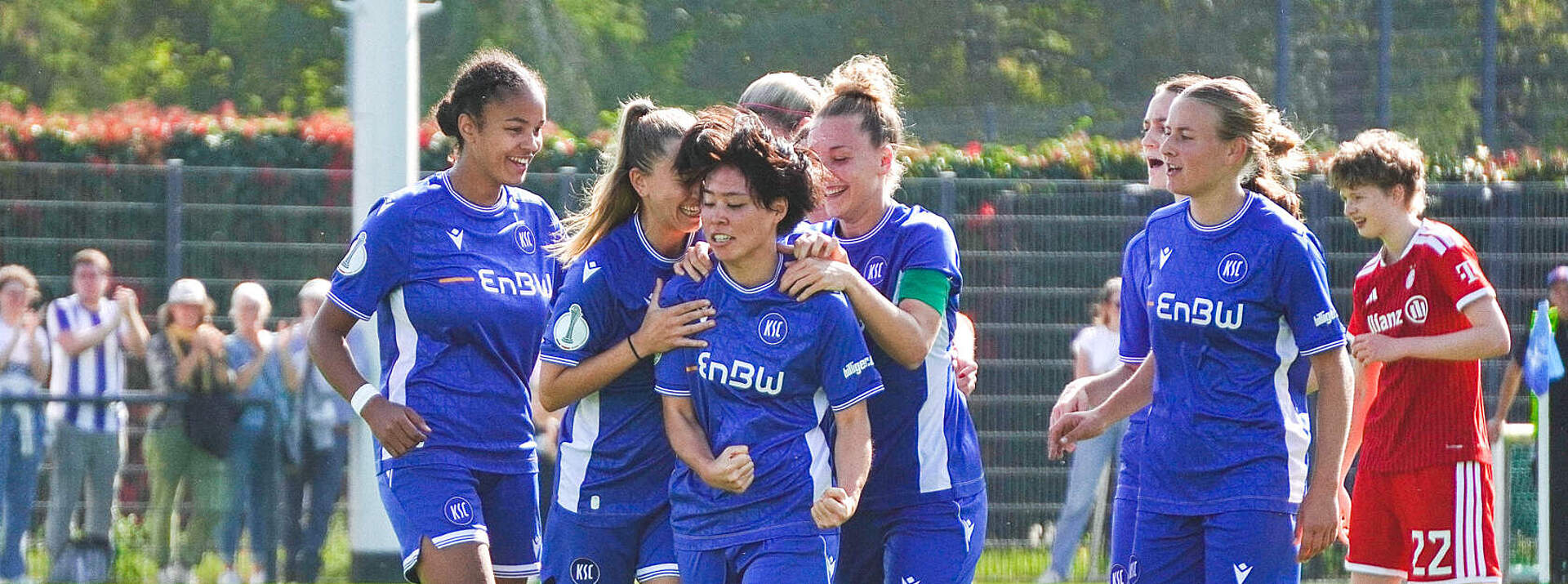 Die KSC-Frauen bejubeln einen Treffer gegen den FC Bayern München II.