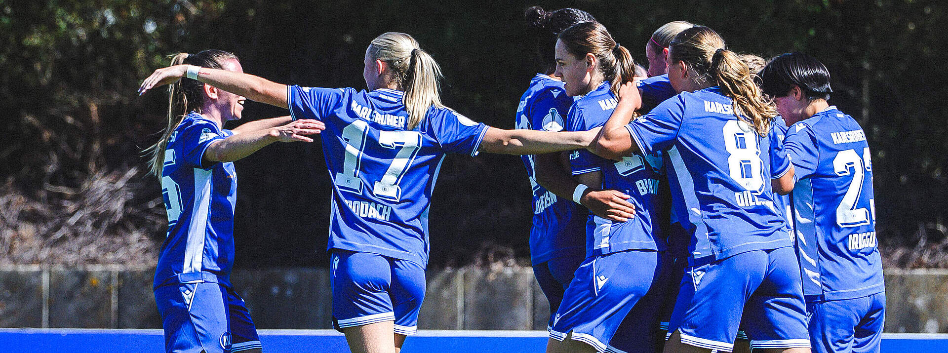 Die KSC-Frauen bejubeln einen Treffer.